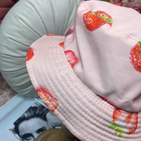 STRAWBERRY BUCKET HAT π - Picture 5 of 8